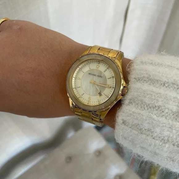 Women\'s Michael Kors Pearl Shell Watch. main image 6